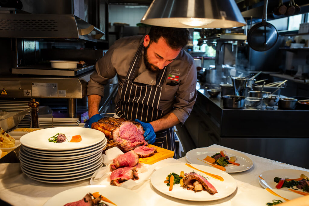 Chef al pass durante l’impiattamento