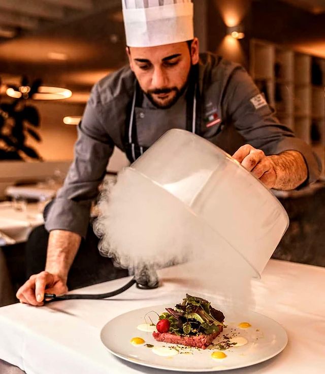 Preparazione con affumicatura della carne durante un evento