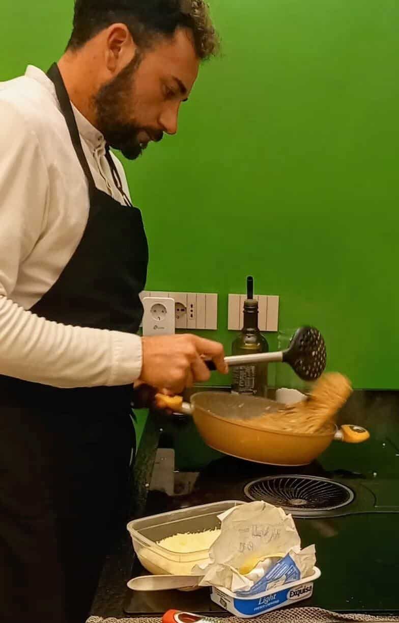 Davide Gesualdi durante la preparazione di un risotto