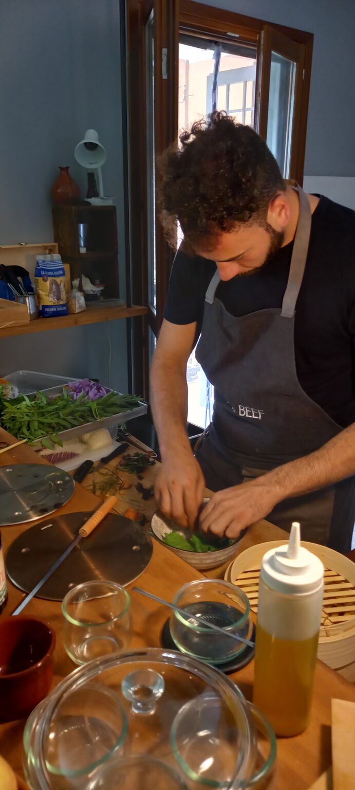 Chef durante la preparazione di un servizio a domicilio