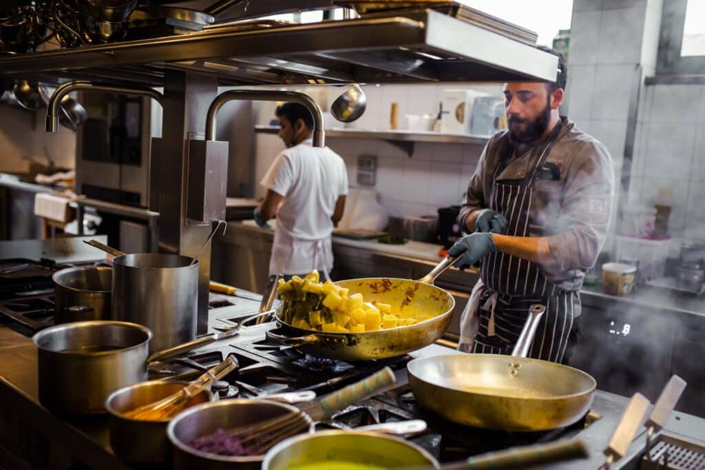 Davide Gesualdi al lavoro in cucina