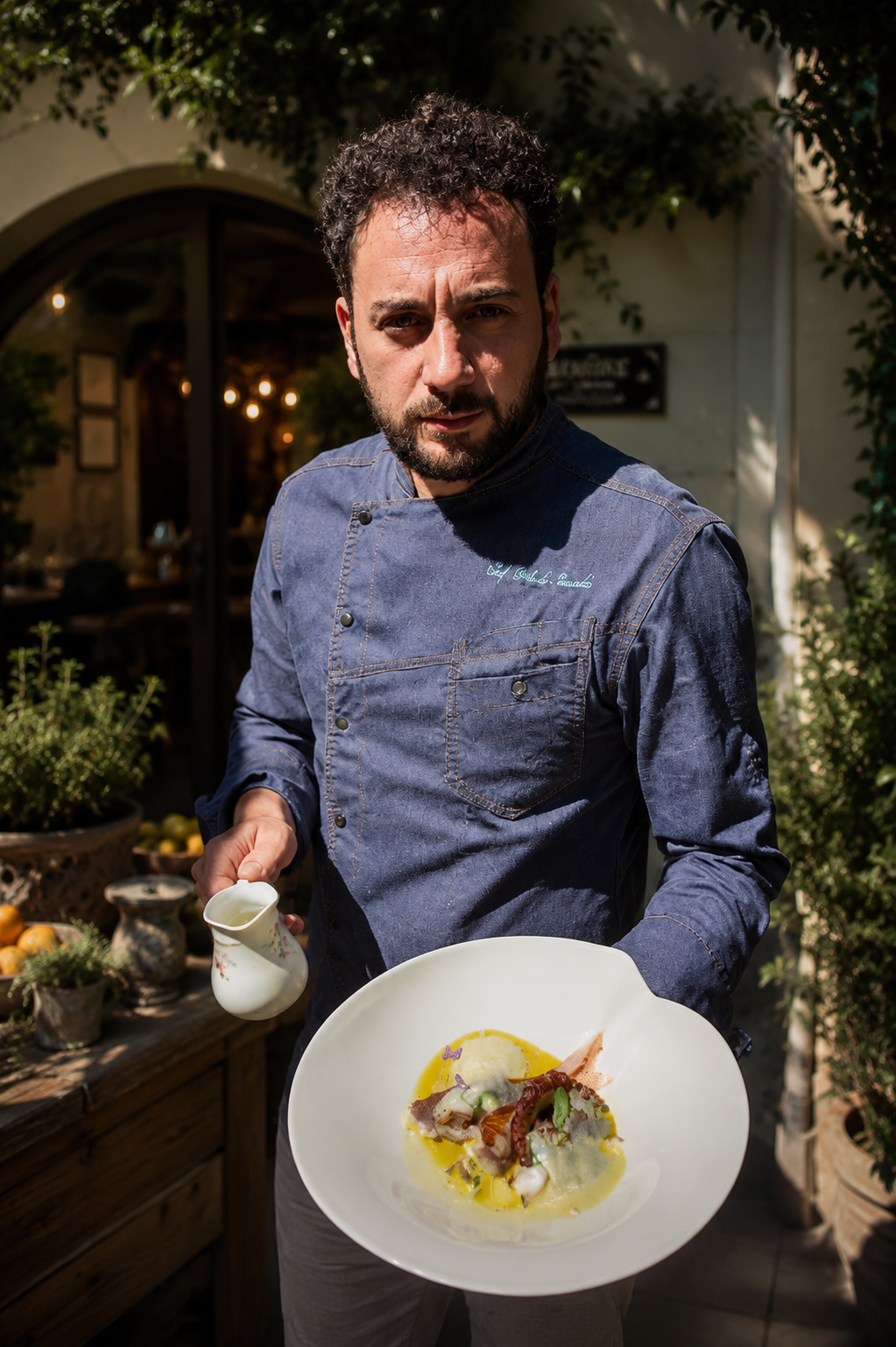 Davide Gesualdi durante il lavoro in cucina