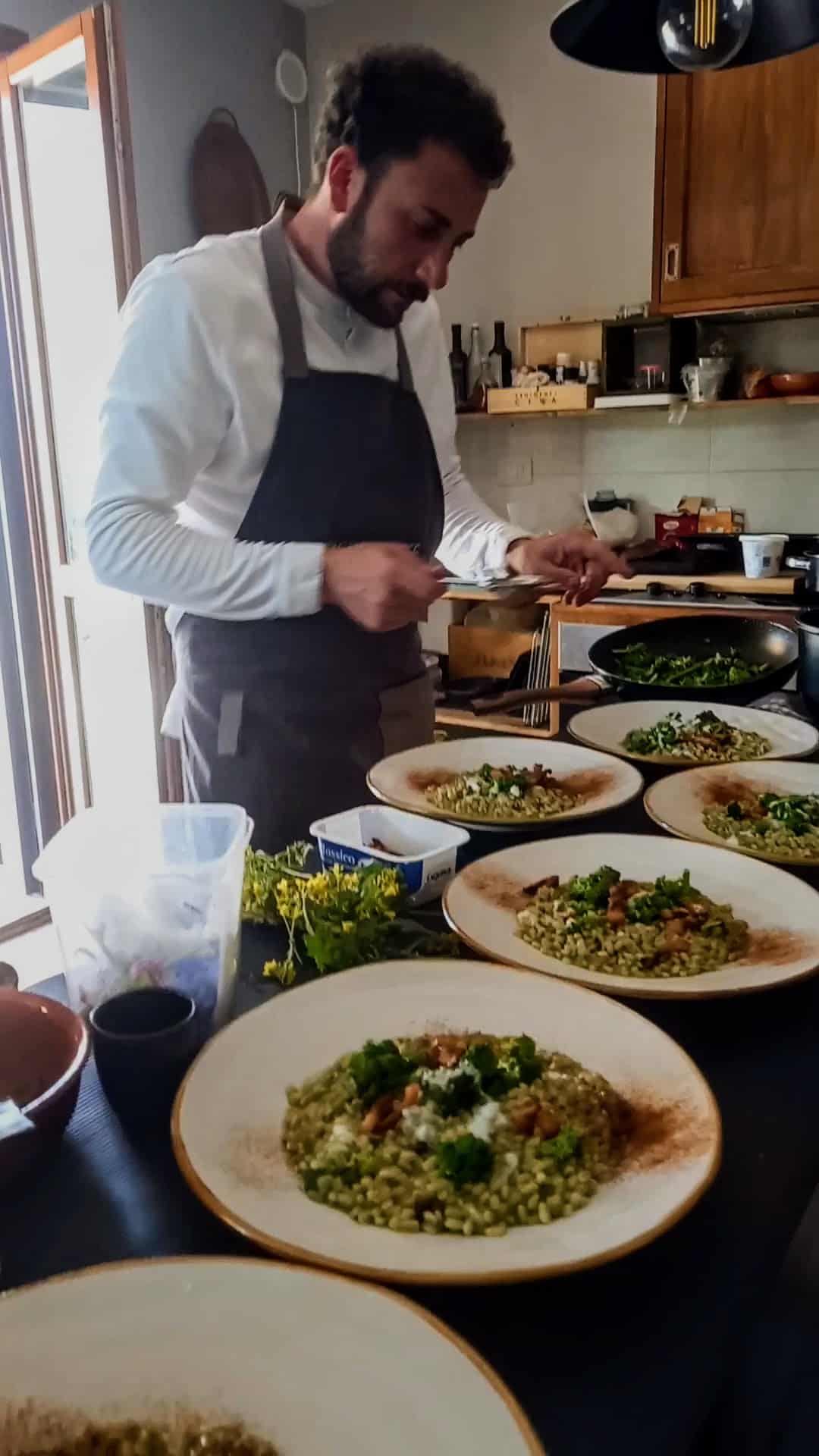 Davide Gesualdi durante la preparazione di una cena a domicilio