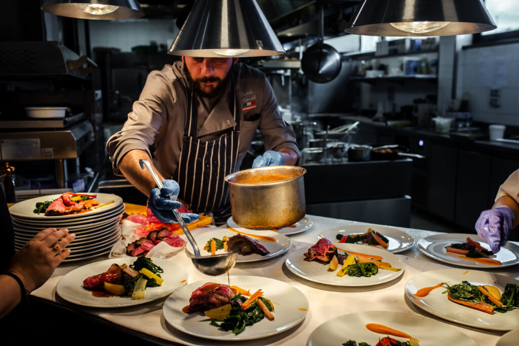Impiattamento durante il servizio in cucina