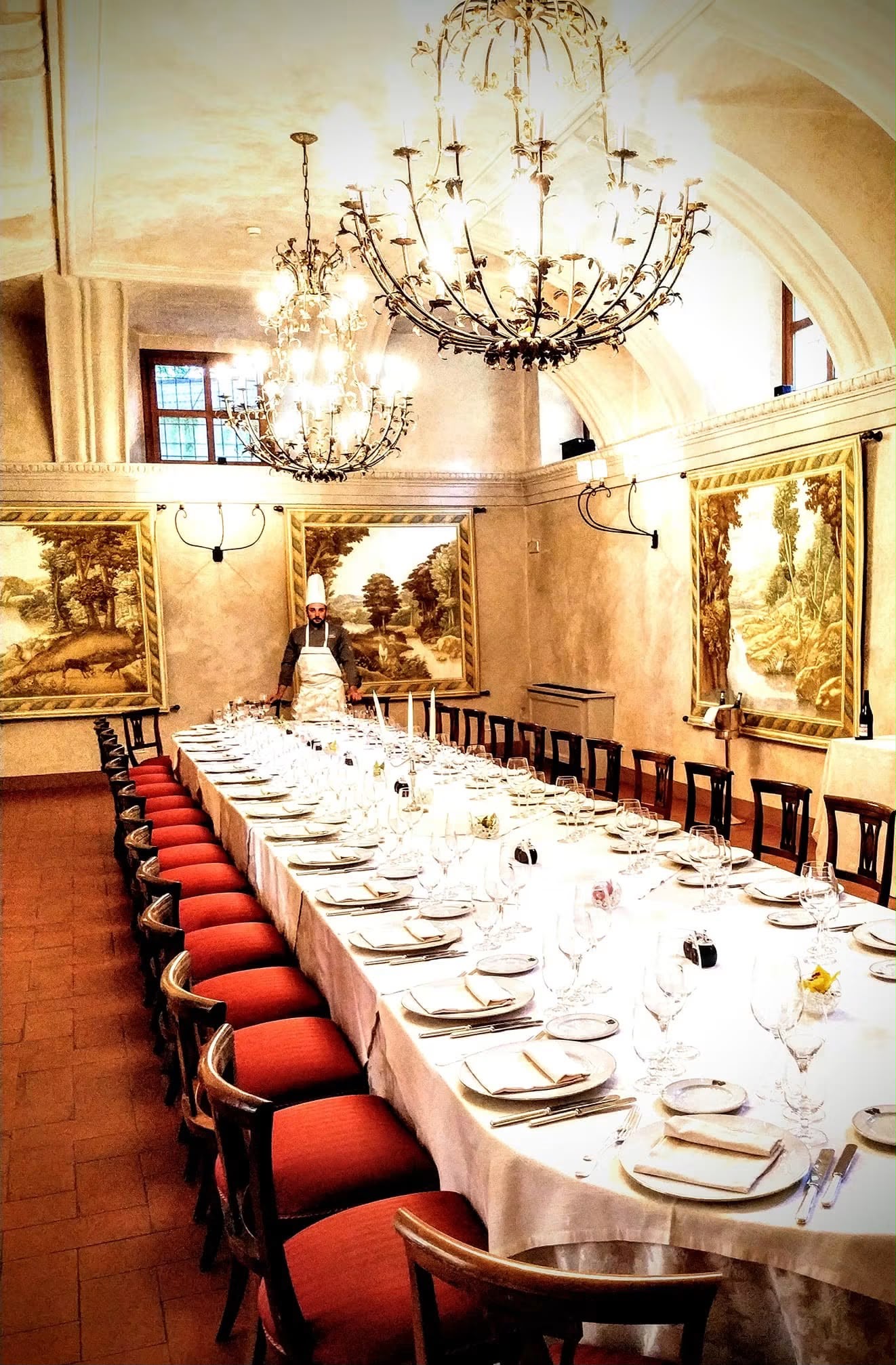 Tavola imperiale allestita per un evento catering